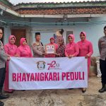 Tebar Kebaikan di Hari Bhayangkara, Kapolsek dan Bhayangkari Cimaragas Gelar Bansos