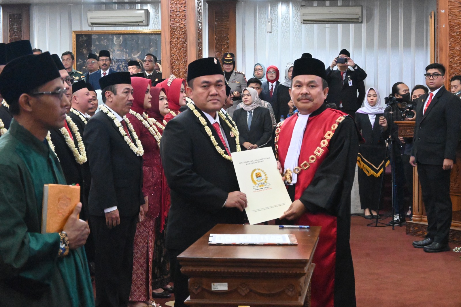 50 Anggota DPRD Kabupaten Cirebon Dilantik, Rudiana dari PDIP Ditunjuk Sebagai Ketua Sementara