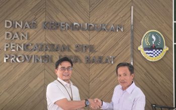 Kepala Disdukcapil Kabupaten Cirebon H. Iman Supriadi, S.Sos. M.Si Meraih Sertifikat Penghargaan Dari Bapak Kepala Dinas Kependudukan dan Pencatatatan Sipil Provinsi Jawa Barat
