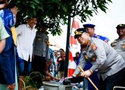 Peduli Warga Terdampak Kekeringan, Polresta Cirebon Distribusikan 6.000 Liter Air Bersih ke Desa Slangit