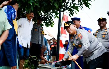 Peduli Warga Terdampak Kekeringan, Polresta Cirebon Distribusikan 6.000 Liter Air Bersih ke Desa Slangit